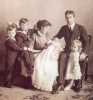 1912. Sivgard, Gustavo Adolfo, a princesa Margarida com o príncipe Bertil ao colo, o príncipe herdeiro Gustavo Adolfo e a princesa Ingrid.