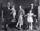 Com o pai, a mãe, a irmã e o avô, o príncipe Luis II